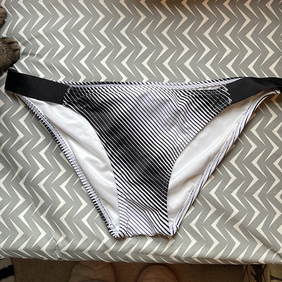 Victorias Secret Swim Strappy Butt Scrunch Bikini S/M VINTAGE - Picture 6 of 12